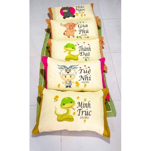 Gối in tên bé và hình ngộ nghĩnh theo tuổi và sở thích, kích thước 35.50cm