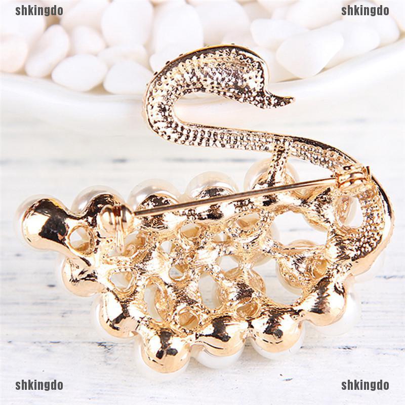 Trâm cài áo hình thiên nga đính pha lê và ngọc trai thanh lịch