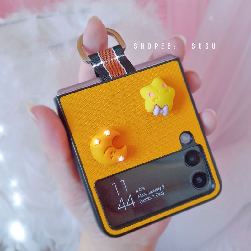 Ốp Samsung Z Flip4 - Z Flip 3 - ZFlip3 vàng cam nổi bật kèm charm trăng sao đáng yêu có móc đeo giữa
