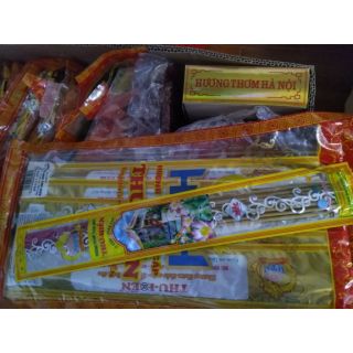 1 bó hương nhang thơm thắp lên ban thờ