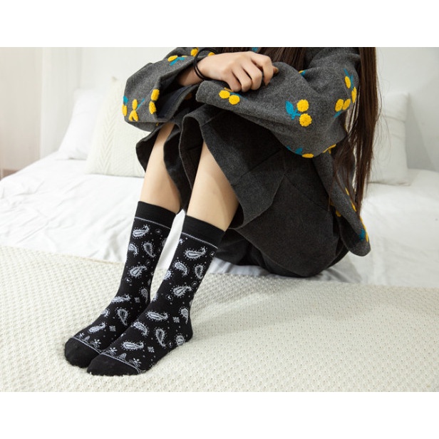 Vớ Tất Họa Tiết trắng đen cao cổ Nam Nữ phong cách thể thao, đường phố.