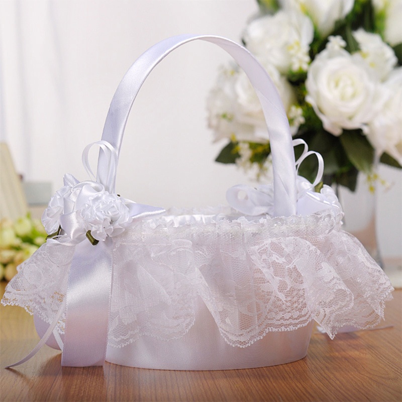 Giỏ Hoa Nhỏ Màu Trắng Phối Ren Và Hoa Giả Dùng Trang Trí Tiệc Cưới