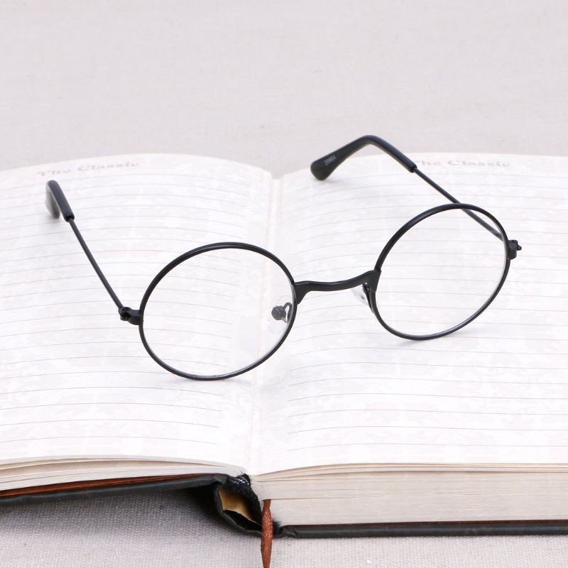 Kính gọng kim loại cho bé chụp hình