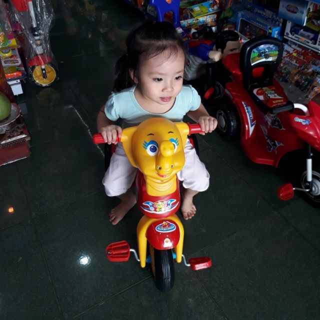 Xe ba bánh cho bé vận động
