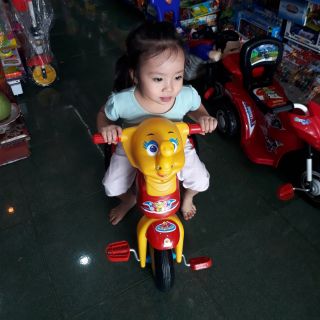 Xe ba bánh cho bé vận động