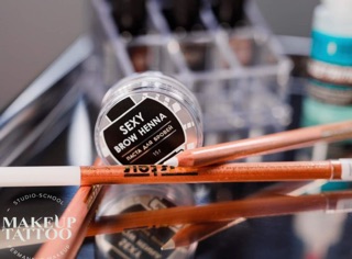 CHÌ MAKEUP MÀU TRẮNG VÀ ĐỎ VẼ MÔI