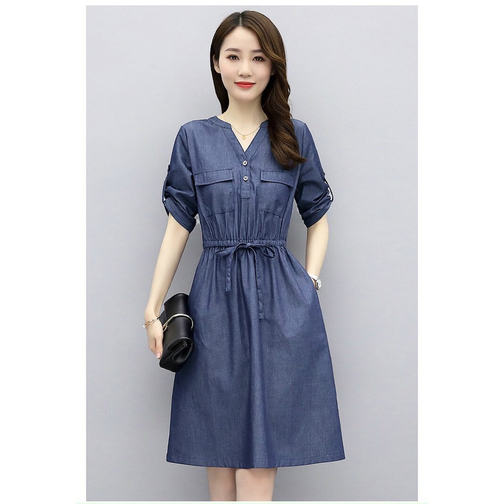 ĐẦM JEAN XOÈ EO RÚT CỔ V Chất liệu: jean denim xuất khẩu Kiểu dáng:đầm xoè, cổ v, cài nút trước, tay ngắn, eo dây rút, 2