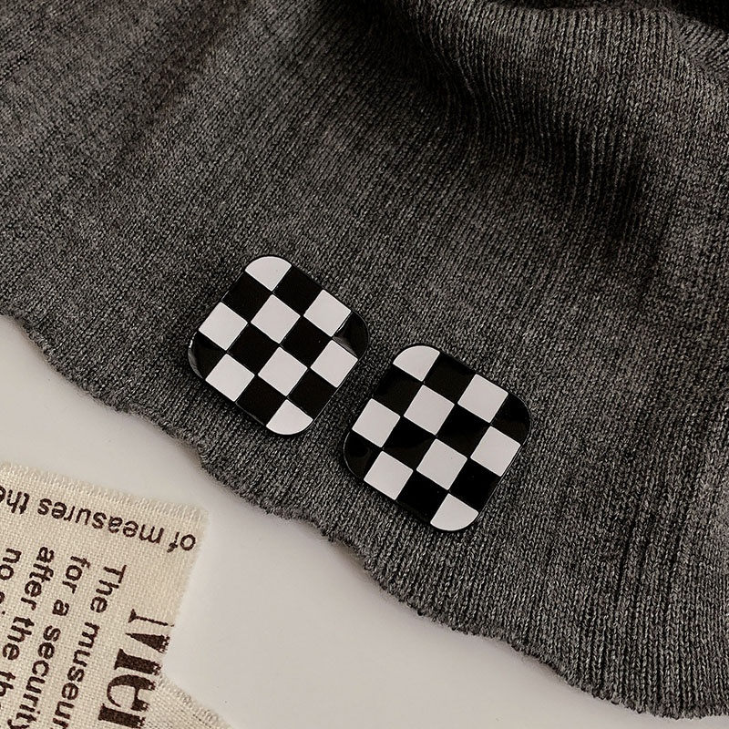 Đôi khuyên tai họa tiết kẻ sọc caro phong cách retro