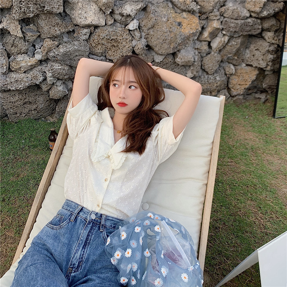 Áo màu trắng cổ chữ V tay phồng phối vải ren xinh xắn dễ thương