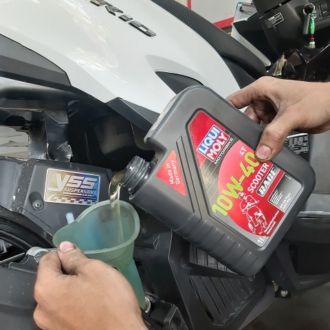 Dầu nhớt Xe Tay Ga Liqui Moly Scooter Race 10W40 1L