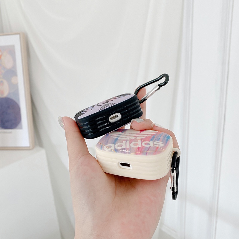 Vỏ bảo vệ hộp sạc tai nghe bluetooth không dây TPU silicon nhám logo Adidas có móc khóa thích hợp cho Airpods 1 2 3 Pro