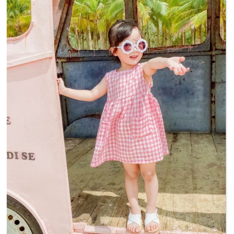 VÁY XÒE BÉ GÁI ĐŨI KẺ BUỘC NƠ SAU VÁY HAI DÂY BÉ GÁI