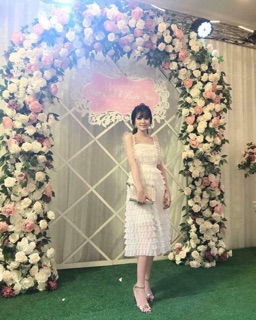 Váy ren tầng trắng