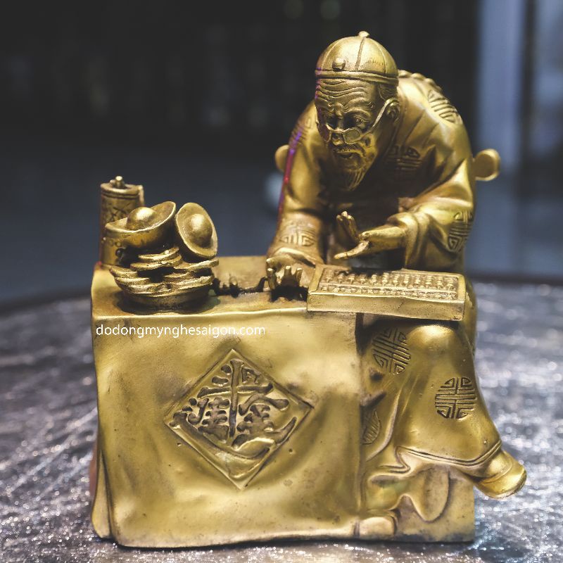 Tượng Ông Quản Gia Ngồi Bàn Bằng Đồng- ý nghĩa quản lý tiền tài, tăng vận khí cho gia chủ.