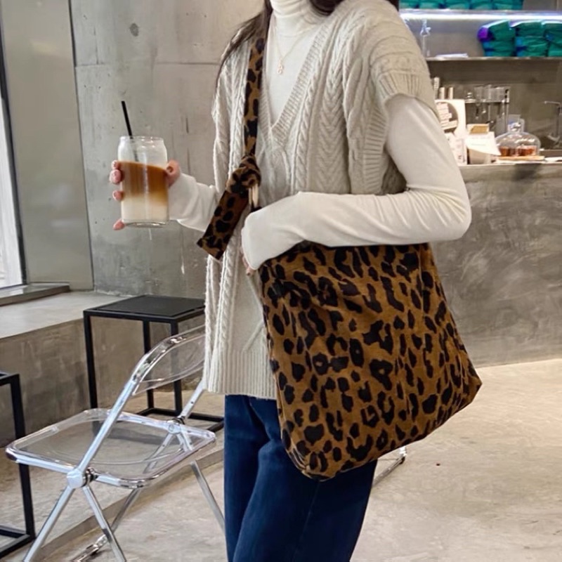 Túi tote hoạ tiết beo đeo chéo