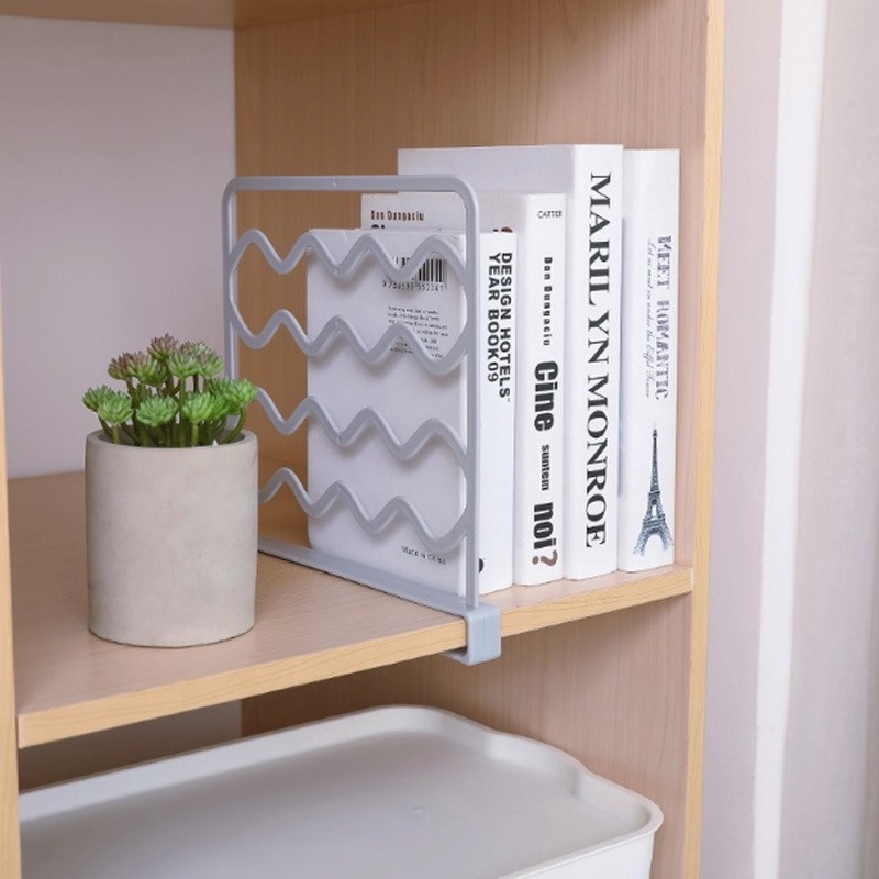 The tiered shelf of the wardrobe adjusts the cascading shelf of the cabinet partition.