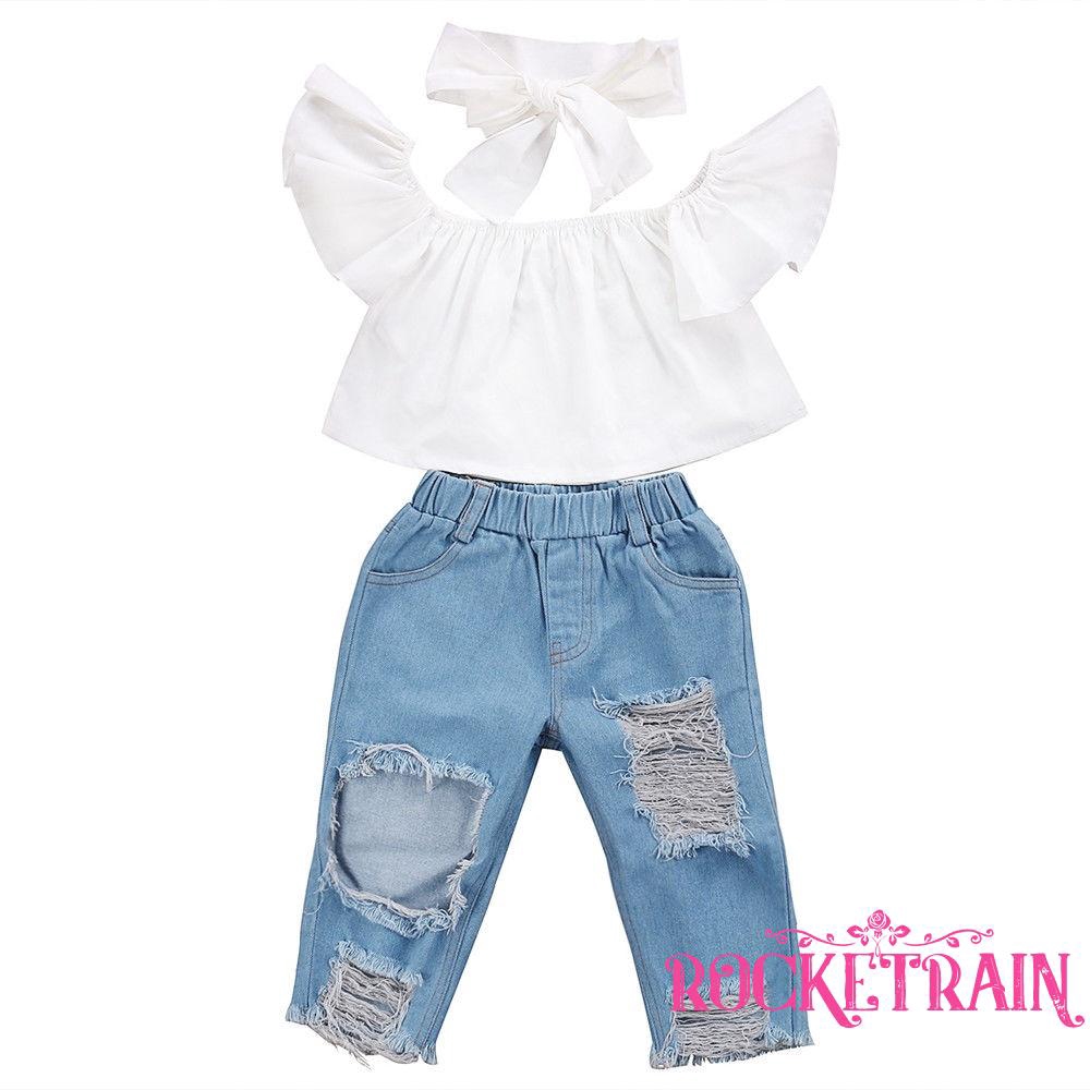 Bộ trang phục áo không vai có bèo nhún với băng đeo đầu trắng kèm quần jean vải denim kiểu rách nhiều size đa dạng