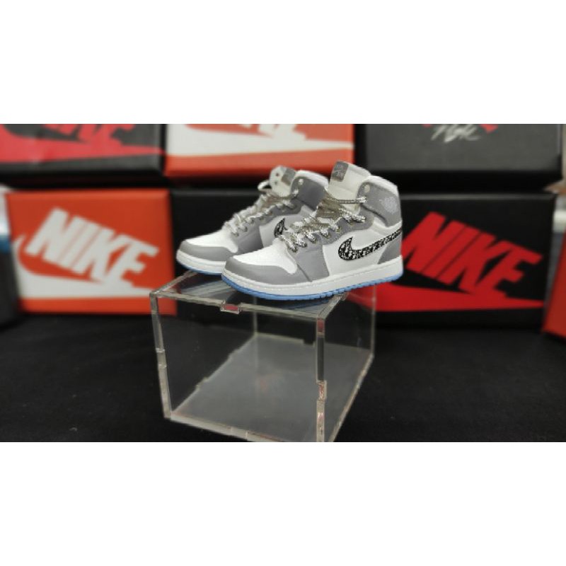 Mô hình giầy Jordan 1. Tặng kèm hộp mica trong chắc chắn.