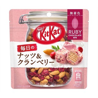 Kitkat Ruby chocolate và Kitkat chocolate hạnh nhân