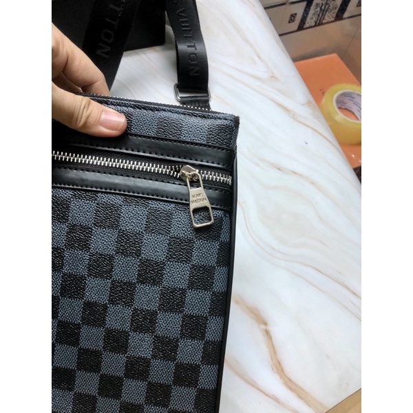 TÚI ĐEO CHÉO LV NAM SIZE 26 SMANO