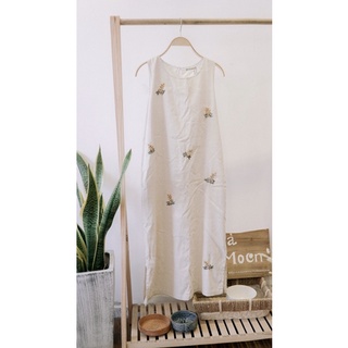 Đầm sát nách Linen Tưng premium thêu tay- Nhà Của Moon