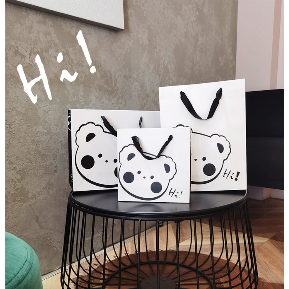 Túi giấy bìa cứng trắng logo GẤU HI! dễ thương, quai vải đen mềm