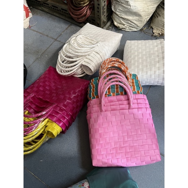 Giỏ đan chất liệu sợi nhựa ko thấm nước,  bền đẹp bất chấp thời gian