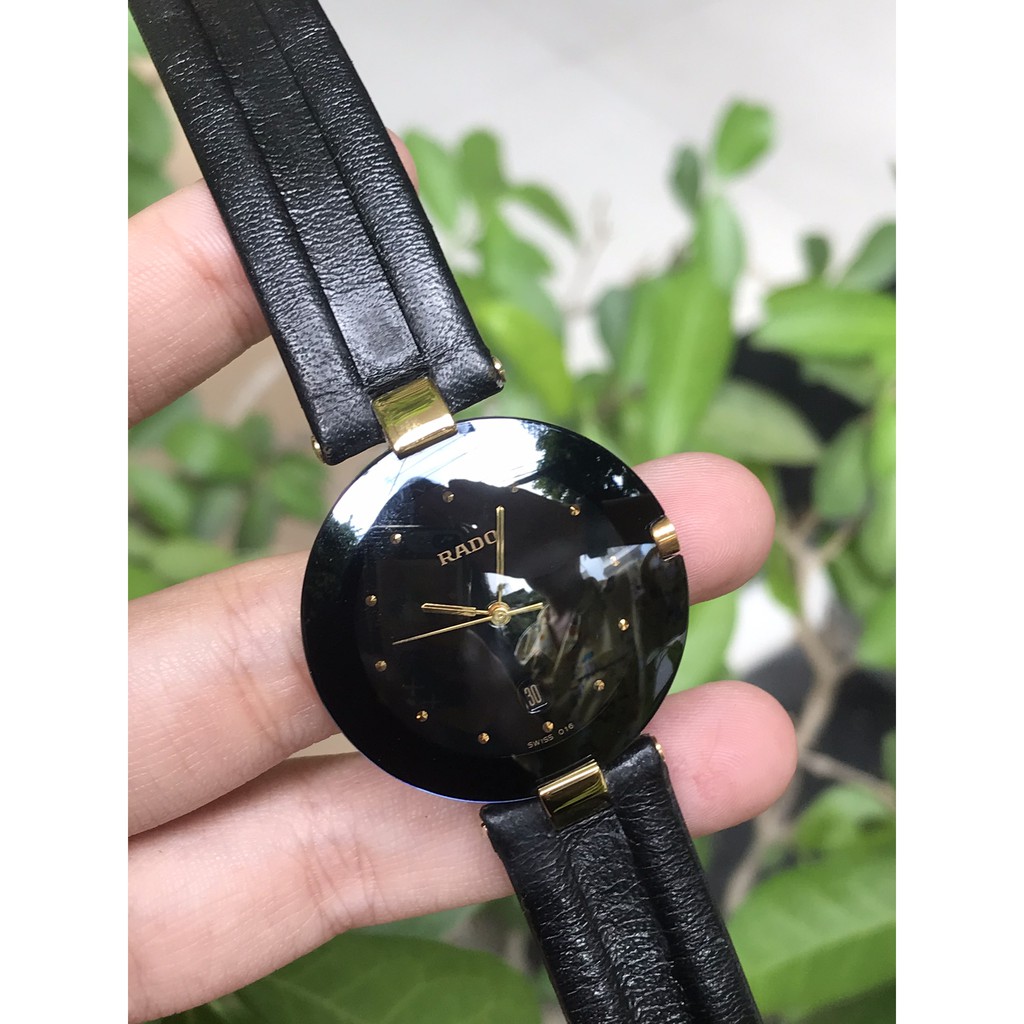 Đồng hồ nữ RADO Pin , có ô cửa lịch, mặt kính cong, thiết kế tone màu đen quý phái, dây da màu đen của Thụy
