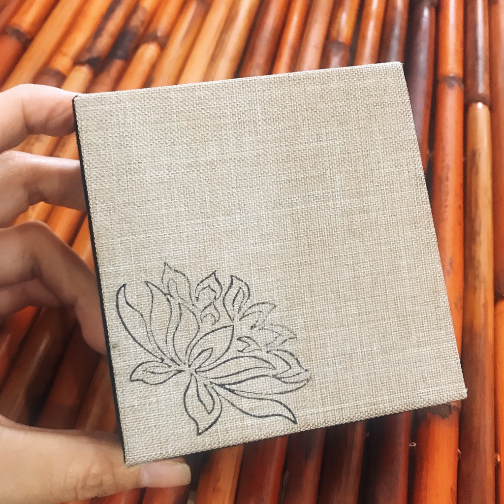 Hộp gấm hoa sen không tua rua đựng chuỗi đựng vòng size 9x9x3.5cm