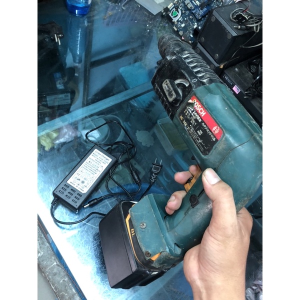 Máy Khoan Bê Tông pin nội địa Nhật. BOSCH 24v. Độ chân pin makita.