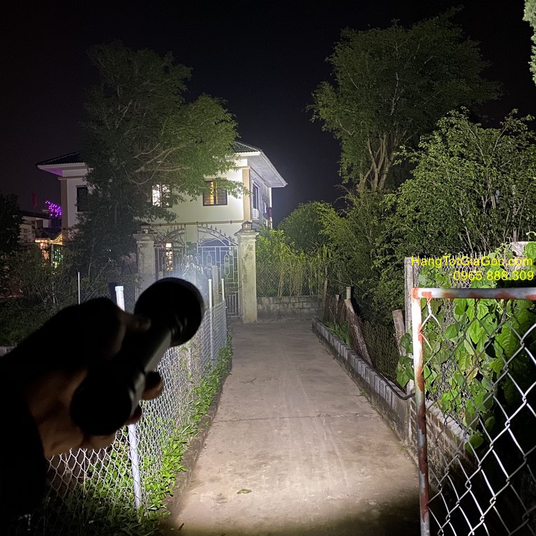 Đèn pin siêu sáng Ultrafire P50 dùng 2 pin to, bóng led 30w siêu siêu sáng –