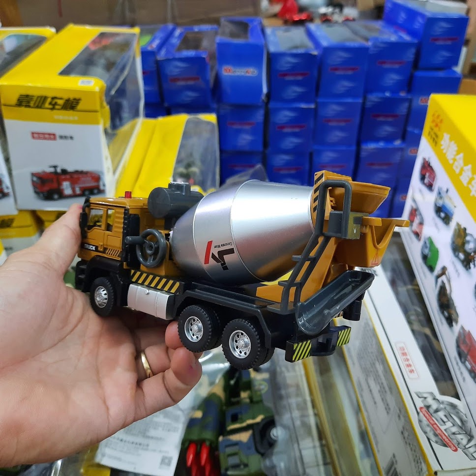 Mô hình xe chở bê tông bằng hợp kim nhựa tỉ lệ 1:50 có âm thanh và đèn xoay được thùng trộn