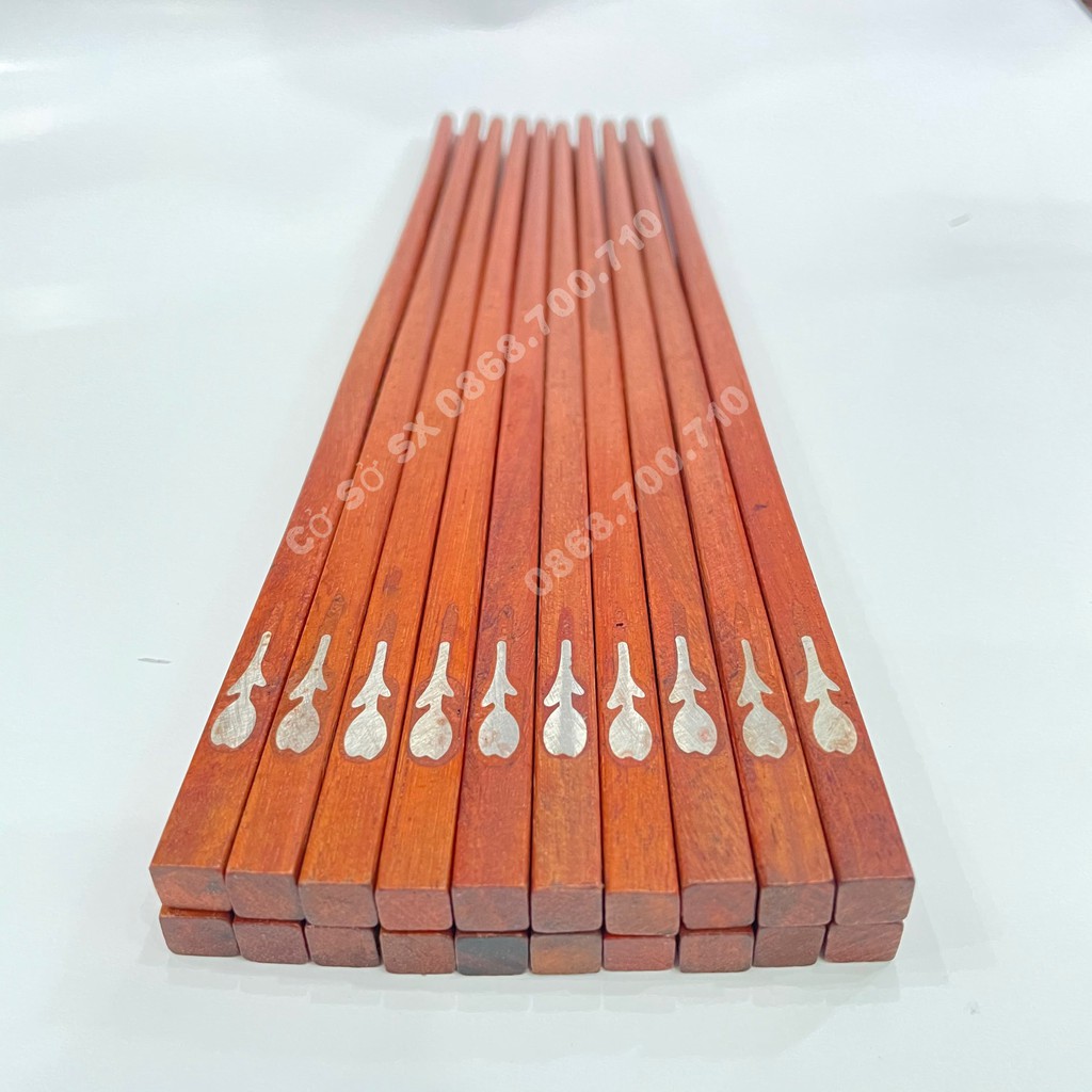 Hộp 10 đôi đũa ăn gỗ Cẩm lai đầu vuông gắn họa tiết hoa hồng