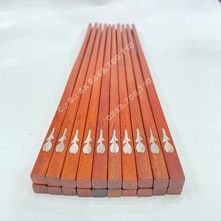 Hộp 10 đôi đũa ăn gỗ Cẩm lai đầu vuông gắn họa tiết hoa hồng