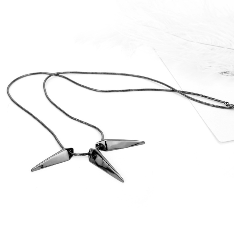 Vòng cổ mạ vàng đen phối mặt hoạ tiết nhân vật báo đen trong phim Marvel