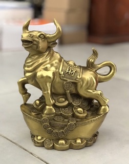 Trâu đứng trên thỏi vàng bằng đồng vật phẩm phong thuỷ quà tặng trưng bày trang trí tài lộc