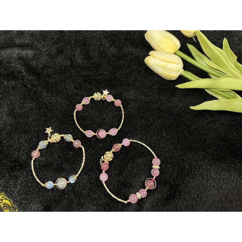 Vòng tay màu hồng mix charm