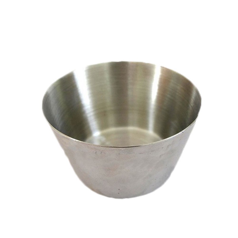 cốc hoặc ly inox đựng đồ chuẩn bị xỏ khuyên