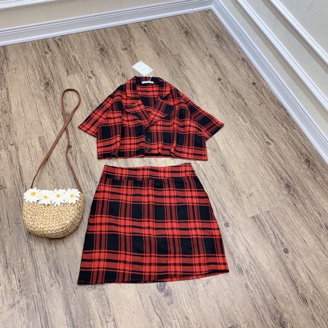 Set vest kẻ đỏ hot trend .