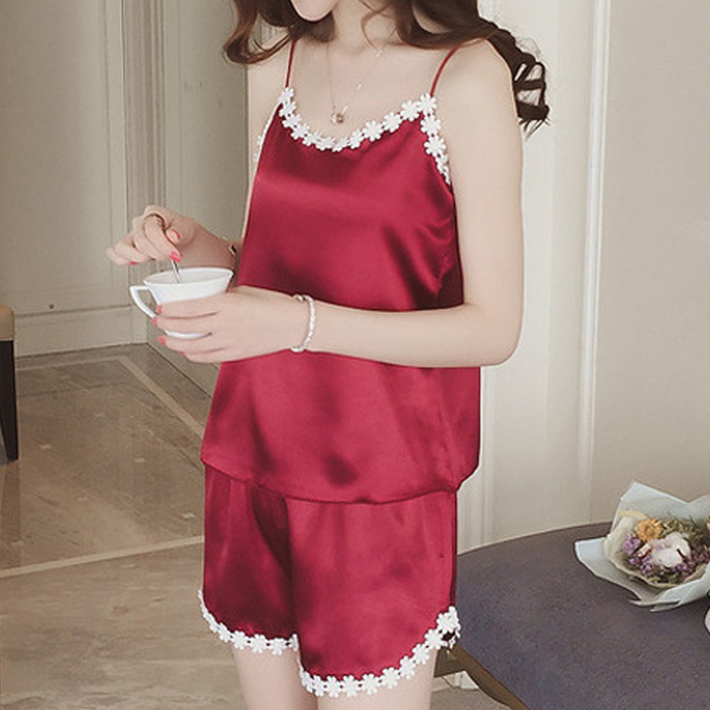 Set đồ ngủ gồm áo sát nách + quần ngắn chất phi bóng quyến rũ cho phái nữ