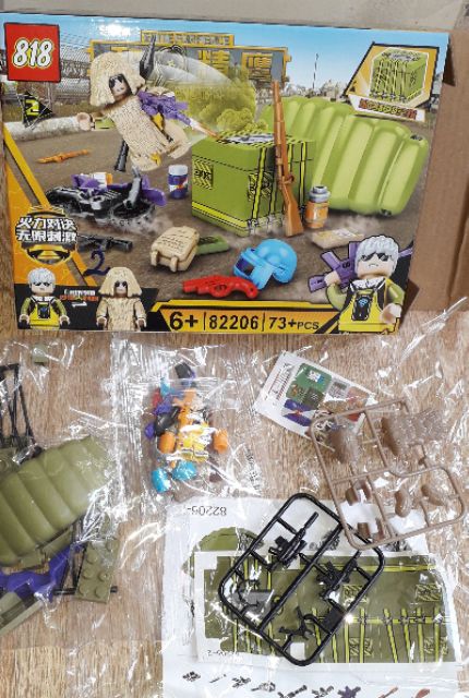 Lắp ráp 1 hộp LegoPubg 82206 có nhiều chi tiết bằng nhựa ABS