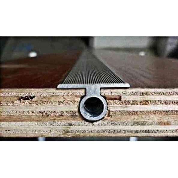 Thanh chống vênh cánh tủ vàng giúp phòng tránh sự cong vênh của cánh tủ.