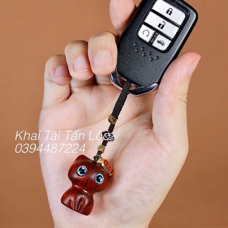 Dây treo móc khóa mèo đỏ mắt xanh chiêu tài , bình an bằng gỗ Hồng