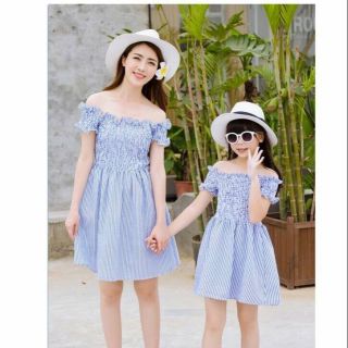Set 2 đầm Mẹ và bé màu xanh trễ vai