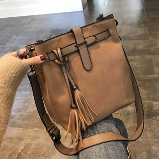 [SẴN - ẢNH THẬT CUỐI] Túi da lộn đeo chéo kèm dây tua rua màu cực tây - P029