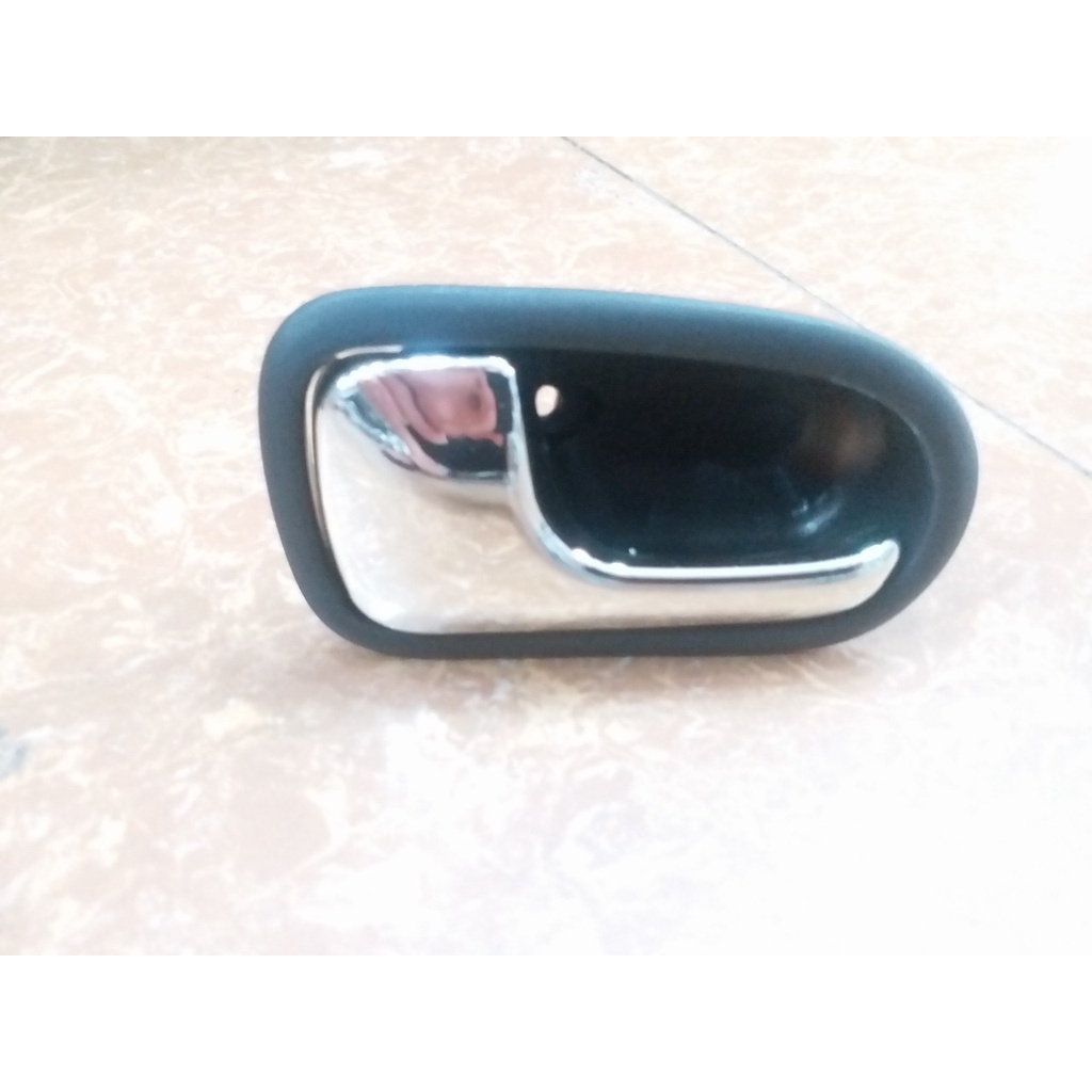 Bộ Tay nắm cửa Trong cho Xe Mazda 323, Ford laser Các Đời xe 2002, 2003, 2004