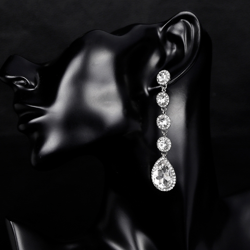 Khuyên tai nữ trang tạo hình độc đáo