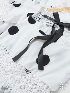 Váy chấm bi phối ren buộc nơ (TH/ND)