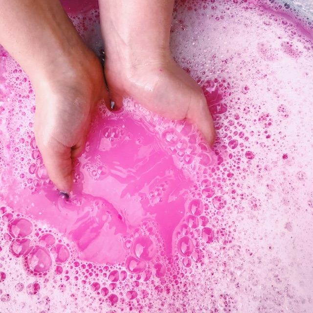 Bánh tạo bọt tắm  The Comforter bubble bar - LUSH (link mới)