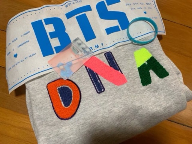 ẢNH THẬT ÁO SWEATER DNA XÁM V TAEHYUNG BTS